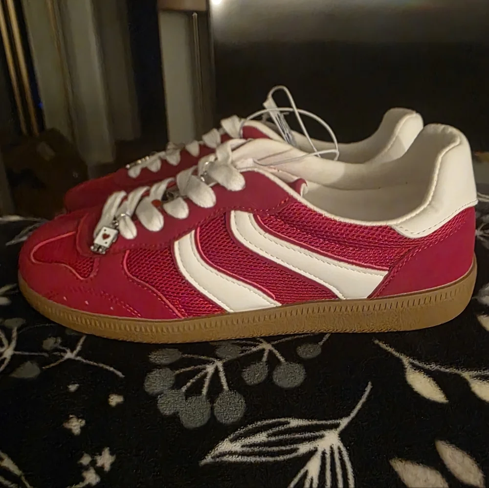Steve Madden Burgundy Red Girls Size 5M Sneakers with White Laces And Charms NWT